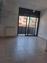 Pis a Mercat. Semi nuevo piso con plaza de parking !!!