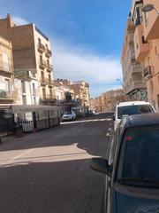 Edificio  Carrer sant isidre. En el centro de s. carles r