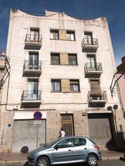 difice  Carrer sant isidre. En el centro de s. carles r