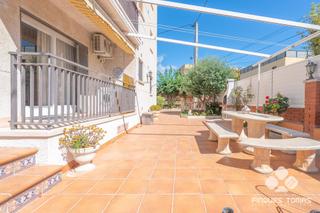 Planta baixa a Cunit Residencial. Planta baja con gran terraza en cunit
