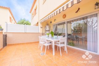 Casa adossada a Segur de Calafell Nucli Urbà. Casa adosada con piscina en segur de calafell