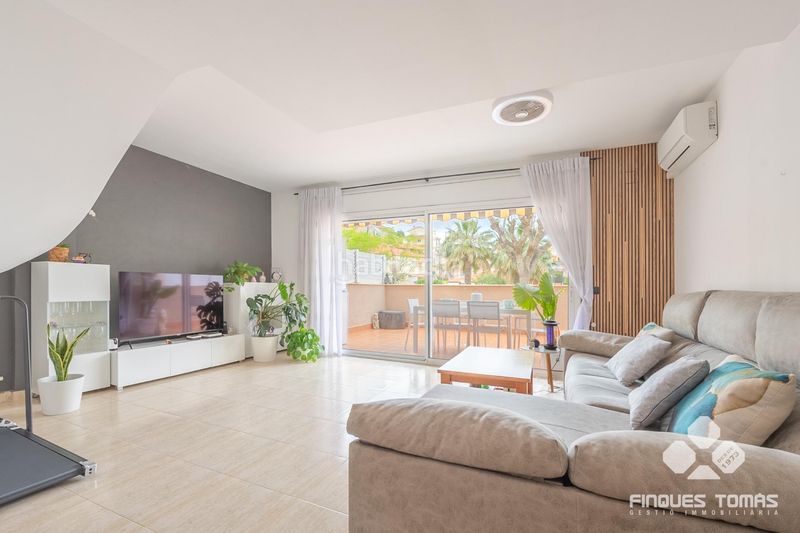 Foto 5d4b9791-f8d2-4f63-bc7b-18f26b28eba9. Casa adossada amb aparcament piscina a Segur de Calafell nucli urbà Segur de Calafell