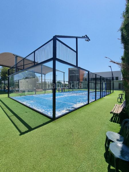Foto 807d2e0a-fd91-43d4-ad4e-e9c7dab6fbed. Edificio con piscina in Vall d´Alba