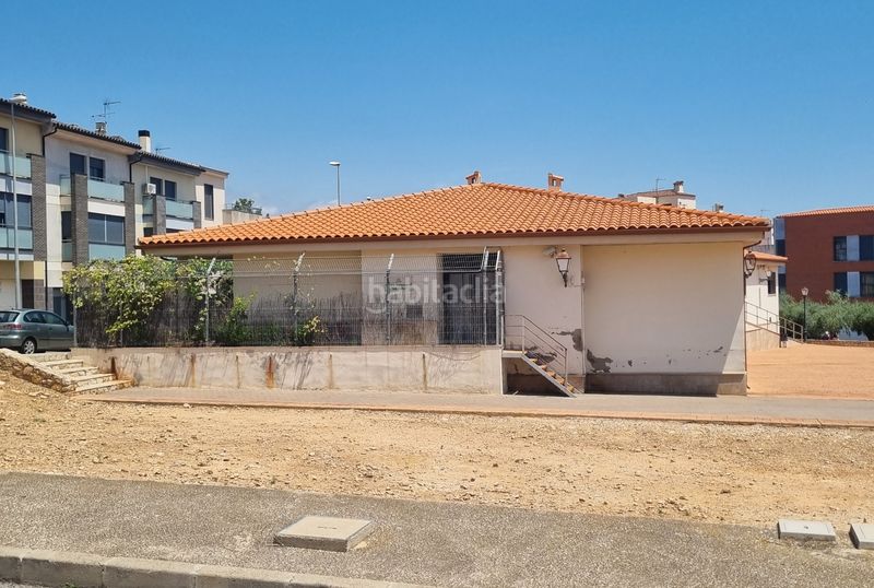 Foto a817dab6-9eff-4150-9ebd-304a4e5088ea. Edificio con piscina in Vall d´Alba