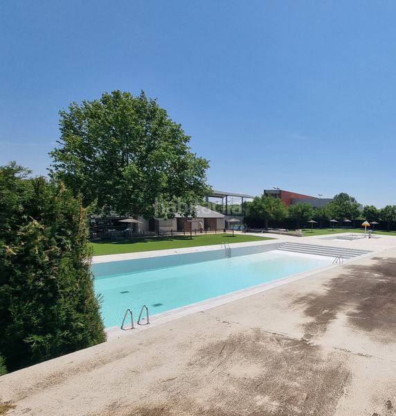 Foto aa8de63d-49ab-4d01-9686-755eb1b4e4ba. Edificio con piscina in Vall d´Alba