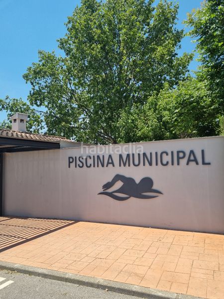 Foto ded59b5c-59f9-4eb4-808b-a1ca79e96354. Edificio con piscina in Vall d´Alba