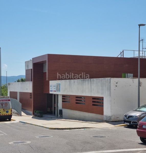 Foto eb0c90a2-644d-49d3-9596-f7f628f9d29a. Edificio con piscina in Vall d´Alba