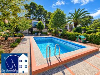 Chalet in Picassent. Chalet unifamiliar con piscina y pista de fronton en urbanizacio