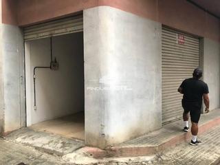 Location Local commercial  Amadeo. Local 15m2 para almacén o pequeño garaje, c. amadeovaleri saleta