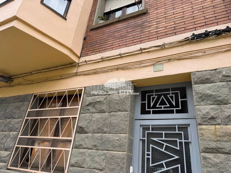 Foto dbdf0fbd-194a-4e1d-8067-38601ba6b92e. Edificio in Manlleu