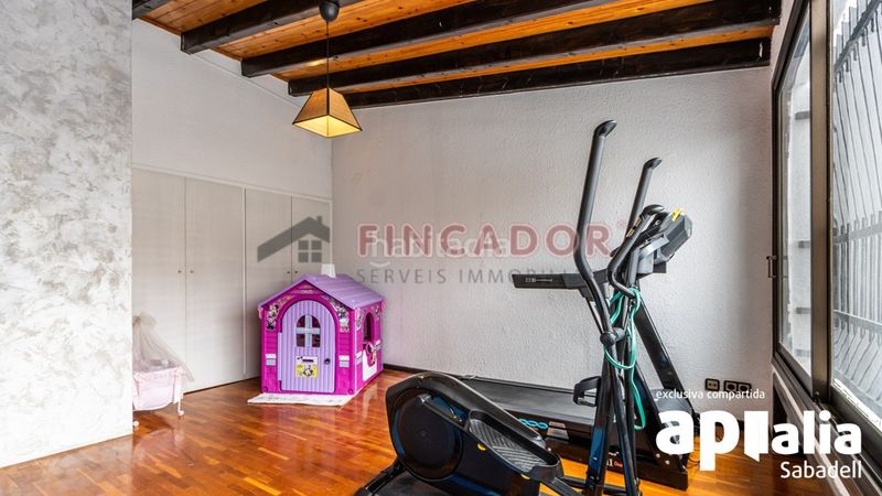 Foto 0f6c6336-9da0-4984-9d7f-8834eef330f4. Casa amb xemeneia calefacció aparcament piscina a Sabadell