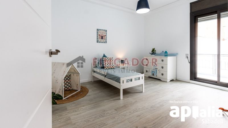 Foto 1195ff42-5129-498a-8245-09b180c11082. Casa amb xemeneia calefacció aparcament piscina a Sabadell
