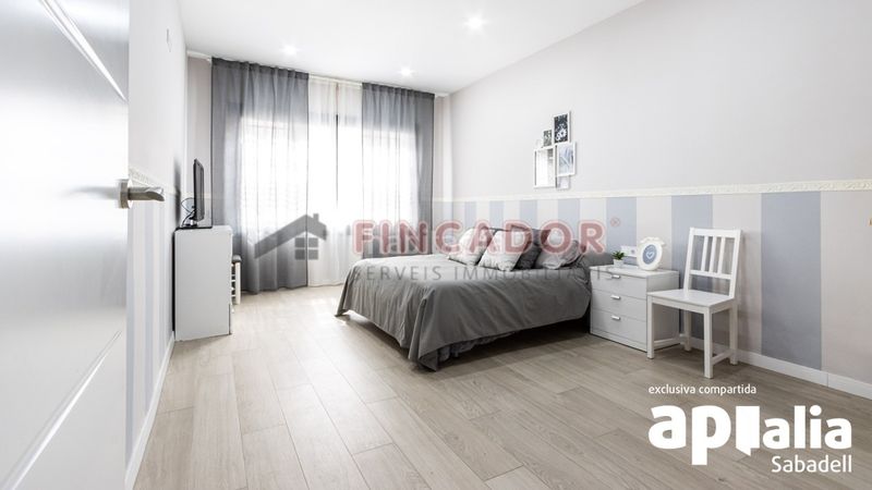 Foto a106922e-97af-41ff-bf92-ebdfce446b3a. Casa amb xemeneia calefacció aparcament piscina a Sabadell