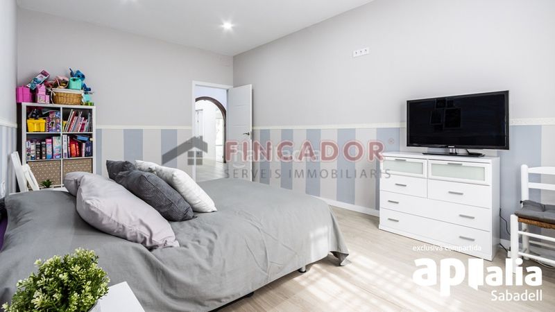 Foto be7fb0c8-ebbb-476e-8e42-f91b70b12fca. Casa amb xemeneia calefacció aparcament piscina a Sabadell