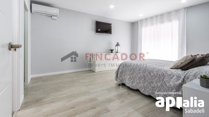 Foto c7274197-5c1f-48f3-bbba-5dc160848dbe. Casa amb xemeneia calefacció aparcament piscina a Sabadell