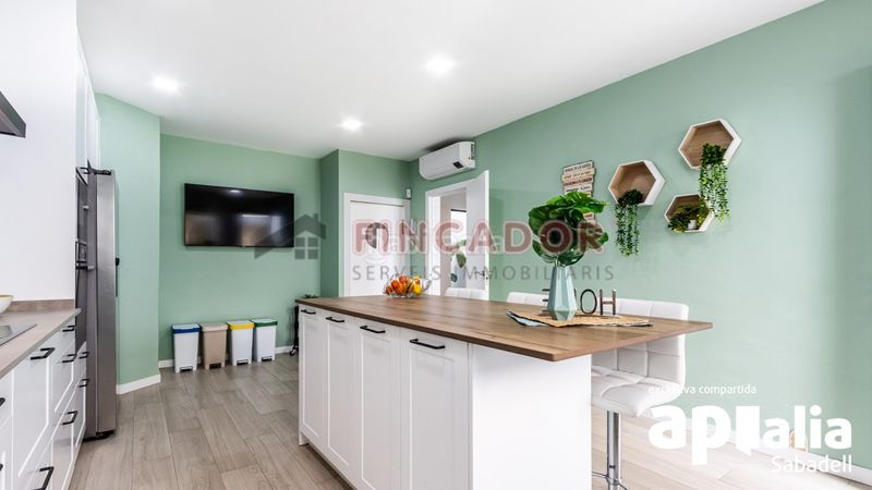 Foto d7ce5de3-a869-46f4-bbb1-45231efabe5e. Casa amb xemeneia calefacció aparcament piscina a Sabadell