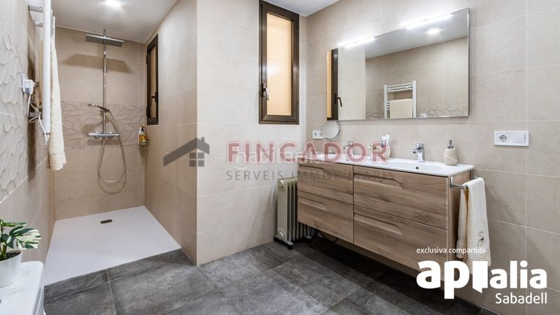 Foto f77134ba-a15f-4ff0-968c-2aee54977eb2. Casa amb xemeneia calefacció aparcament piscina a Sabadell