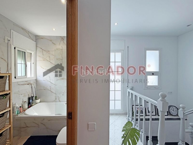 Foto 674a00f7-59b2-4537-82f1-bd1a935995b3. Casa adossada amb calefacció aparcament a Gràcia Sabadell