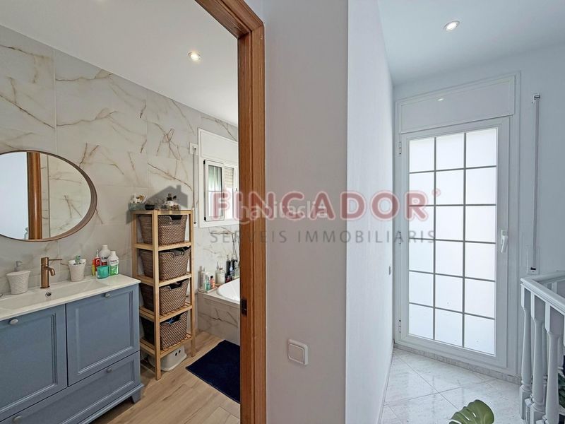 Foto a4a44922-8bb8-4250-93c8-545d9e35c13c. Casa adossada amb calefacció aparcament a Gràcia Sabadell