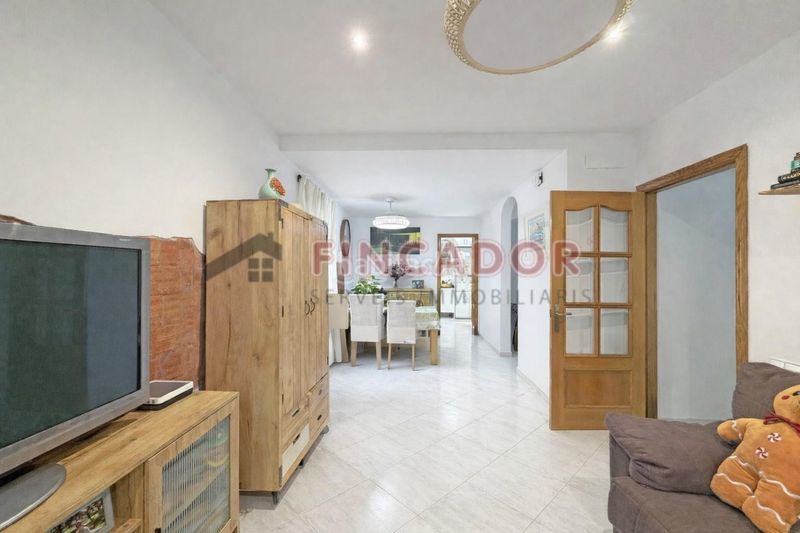 Foto c77ed96c-1021-40ae-a2a5-f01a44df6b2e. Casa adossada amb calefacció aparcament a Gràcia Sabadell