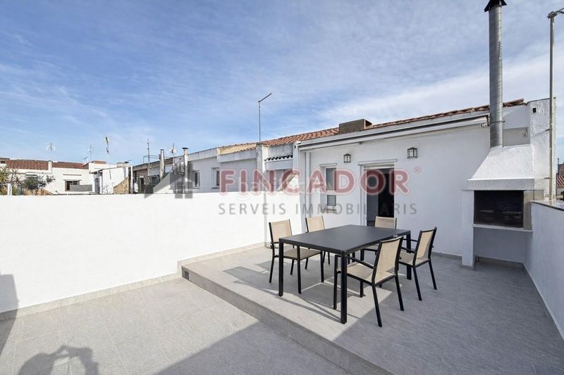 Foto e59fbdac-e9f3-41c4-912c-d25c3bf204dd. Casa adossada amb calefacció aparcament a Gràcia Sabadell