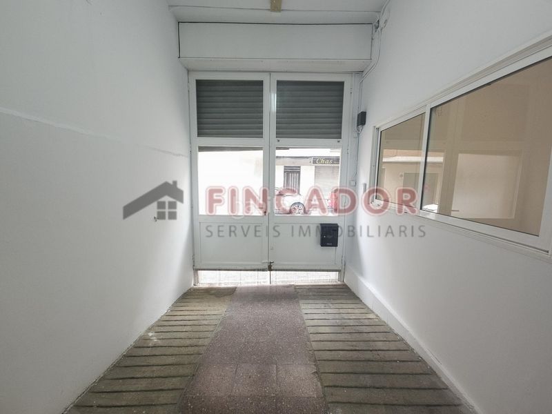Foto bfa16d95-61d0-4565-a8fc-d03a9d45f6c0. Local comercial a Les Planes Sant Joan Despí