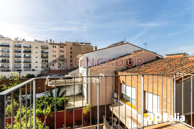 Foto 787270ac-fe35-4433-addb-fa9386eddc49. Casa amb calefacció aparcament a Gràcia Sabadell