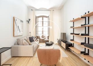 Rent Flat  Carrer d'en serra. Piso de alquiler temporal de 2 habitaciones y terraza en el góti