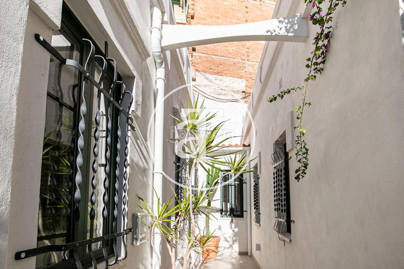 Foto 00e96fca-1219-4094-8cf3-8b177dc155e5. Lloguer casa aparellada a carrer de sant cugat del vallès 51 a Barcelona