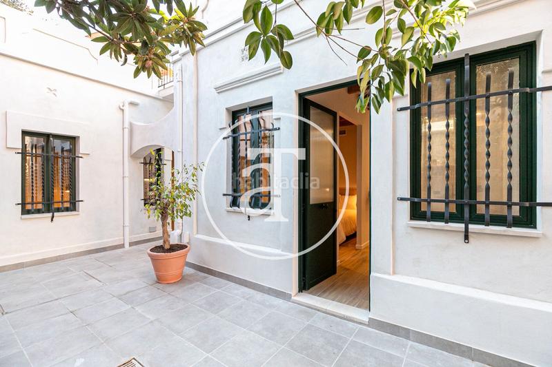 Foto 24d739f0-358b-4abf-a7b9-36a7a9563b85. Lloguer casa aparellada a carrer de sant cugat del vallès 51 a Barcelona