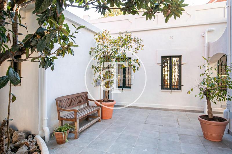 Foto c5d07ad7-1540-4a34-8e6d-0b3bb2028e7b. Lloguer casa aparellada a carrer de sant cugat del vallès 51 a Barcelona