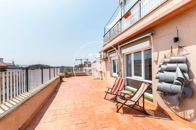 Foto 0559b618-ea54-45cd-b957-327de0c5db9d. Rent penthouse with parking in El Camp de l´Arpa del Clot Barcelona