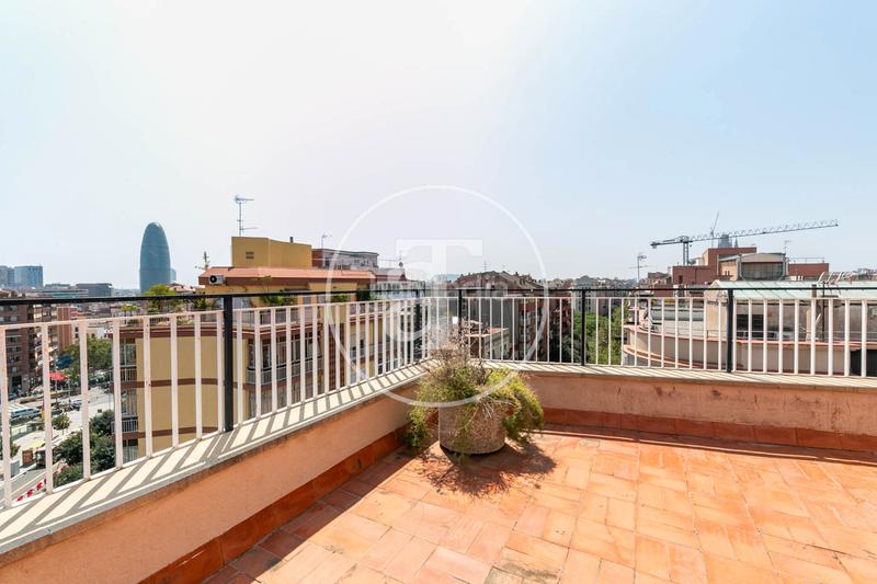 Foto 41585de4-9d91-4ff3-a9df-724122166dd6. Rent penthouse with parking in El Camp de l´Arpa del Clot Barcelona