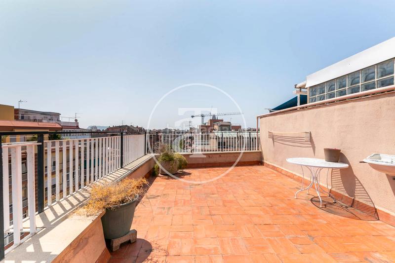 Foto 5199395e-62b8-44ea-85ad-6bcdc3e06d35. Rent penthouse with parking in El Camp de l´Arpa del Clot Barcelona