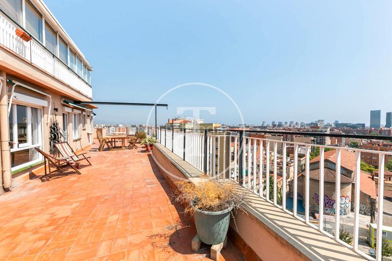 Foto a565baff-1a89-4e2f-9196-0cc8ac075d8f. Rent penthouse with parking in El Camp de l´Arpa del Clot Barcelona