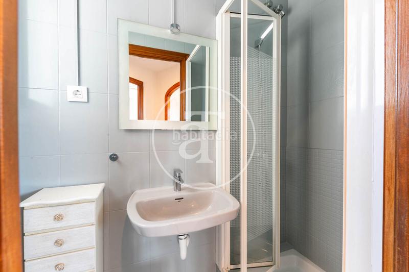 Foto be8a342e-b272-4d11-b132-35d22c0256f5. Rent penthouse with parking in El Camp de l´Arpa del Clot Barcelona