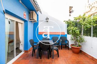Lloguer Àtic a Travessia de sant antoni 7. Ático de alquiler temporal de 1 habitación con terraza en gracia
