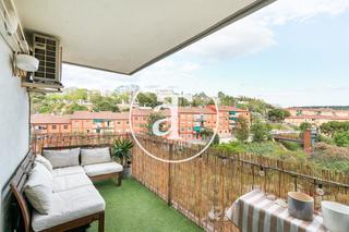 Location Appartement à Carrer de la mare de déu de port 397. Piso de alquiler temporal de 2 habitaciones y estudio con terraz
