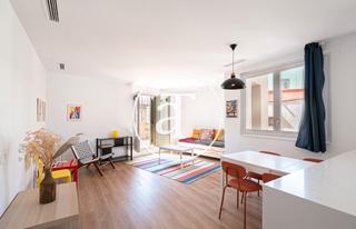 Location Attique  Carrer de fontanella. Ático de alquiler temporal de 1 habitación y 1 baño con terraza
