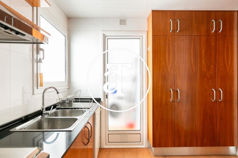 Foto b6be6105-1a7e-43a6-8cd0-224316a0636e. Alquiler ático en carrer d'aribau 166 ático de alquiler temporal de 3 habitaciones y 2 baños con balcón y terraza en el eixample en Barcelona
