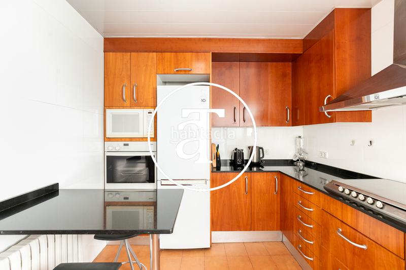 Foto dbe2f52c-06ee-4ab2-b1ec-9cd4cc492fc0. Alquiler ático en carrer d'aribau 166 ático de alquiler temporal de 3 habitaciones y 2 baños con balcón y terraza en el eixample en Barcelona