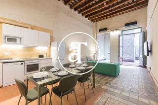 Alquiler Piso  Carrer nou de sant francesc. Piso de alquiler temporal de 3 habitaciones con patio y balcón e