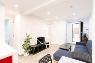 Miete Etagenwohnung in Carrer de les aigües del llobregat 12. Piso de alquiler temporal de 3 habitaciones y 1 baño con patio e
