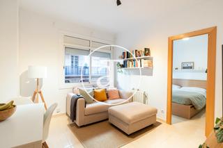 Rent Flat in Carrer de rosalia de castro 48. Piso de alquiler temporal de 1 habitación, estudio y 1 baño en h