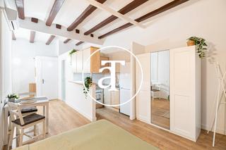 Location Studio  Carrer de les carretes. Estudio de alquiler temporal con balcón y 1 baño en ciutat vella