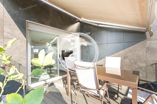 Location Attique  Carrer de mercè rodoreda. Ático de alquiler temporal de 2 habitaciones, terraza y piscina