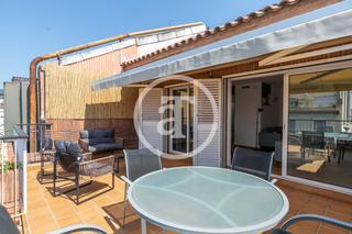 Miete Etagenwohnung  Carrer d'aribau. Ático de alquiler temporal de 3 habitaciones y 2 baños con balcó