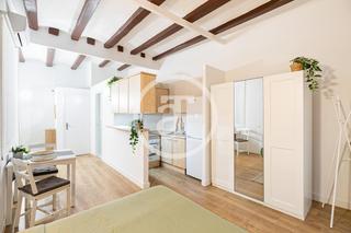 Location Studio  Carrer de les carretes. Estudio de alquiler temporal con balcón y 1 baño en ciutat vella