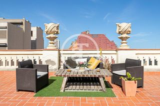 Rent Flat  Carrer de casp. Ático de alquiler temporal de 3 habitaciones y amplia terraza en