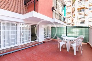 Lloguer Pis  C/ de sicília. Piso de alquiler temporal de 2 habitaciones y 2 baños con terraz